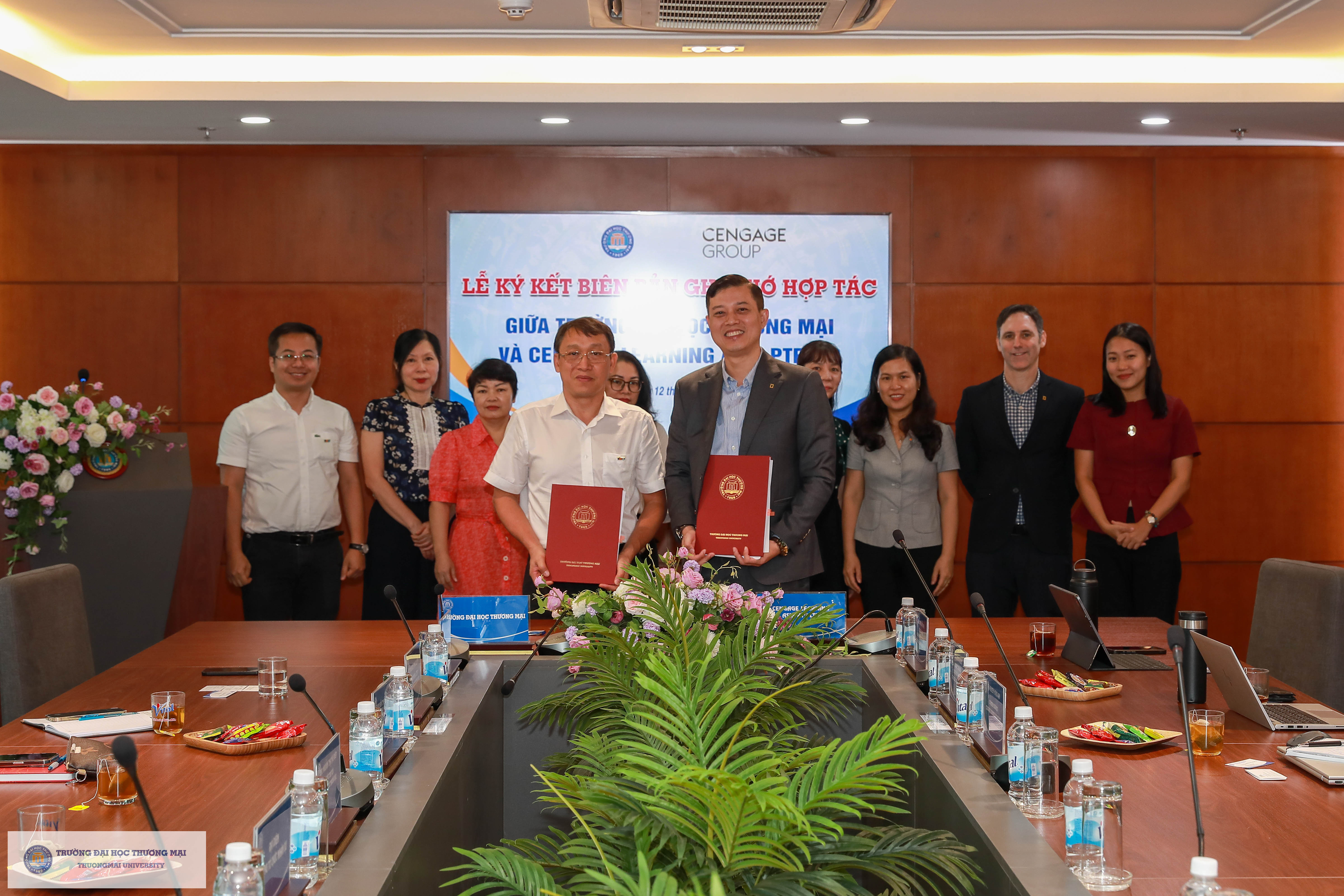 Lễ ký kết Biên bản ghi nhớ hợp tác giữa Trường Đại học Thương mại và Công ty TNHH CENGAGE LEARNING ASIA PTE