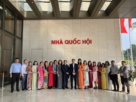 Hoạt động tham quan Nhà Quốc hội Việt Nam của tập thể giảng viên Khoa Lý luận chính trị - Trường Đại học Thương mại